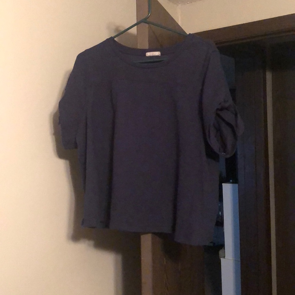 Shirt with tied knots on the sleeves